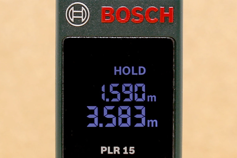 計測中に数値が安定したら、それが計測値(距離や長さ)です。HOLD機能により計測値をいったん固定してから読むと、より間違いが少ないでしょう。1回前の計測値も表示されます