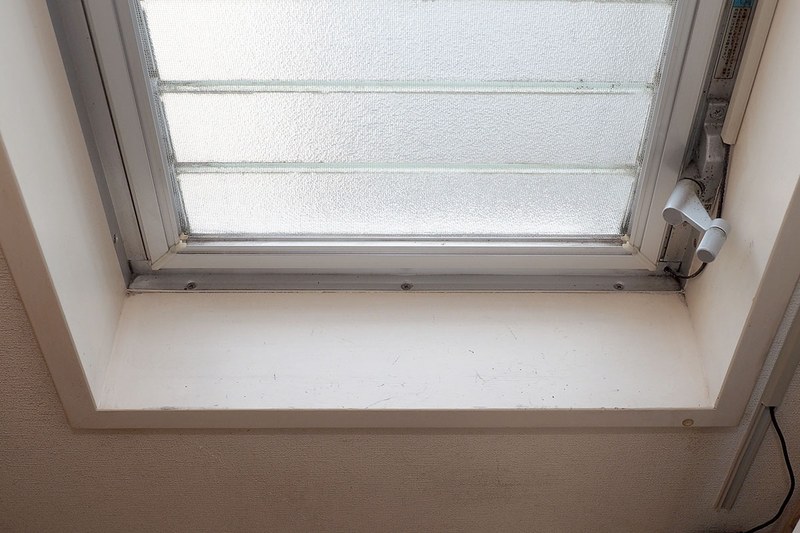 たとえばこんな場所。狭い窓枠の内側は巻き尺でも定規でも測りづらいですね