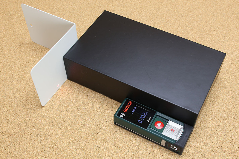 ひと工夫すればいろいろなモノを測れます。これは箱の長辺の長さを測っている様子