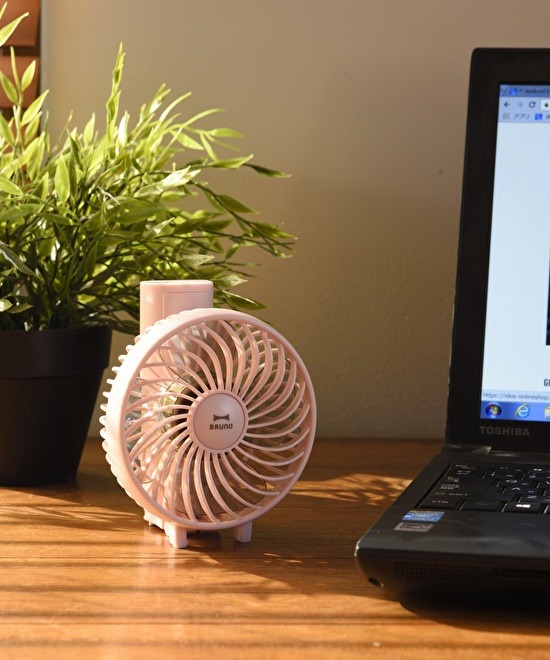 折りたたむと卓上ファンになる