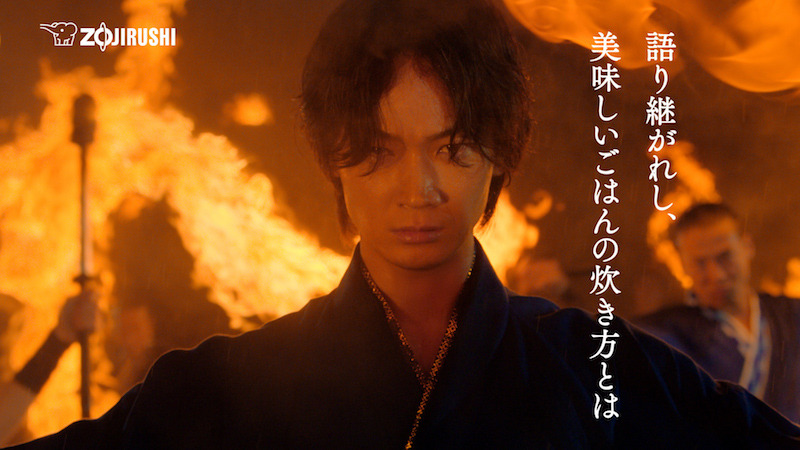 綾野 剛氏が、炎を実際に口から噴いたり、修行シーンでは水をかぶったりする