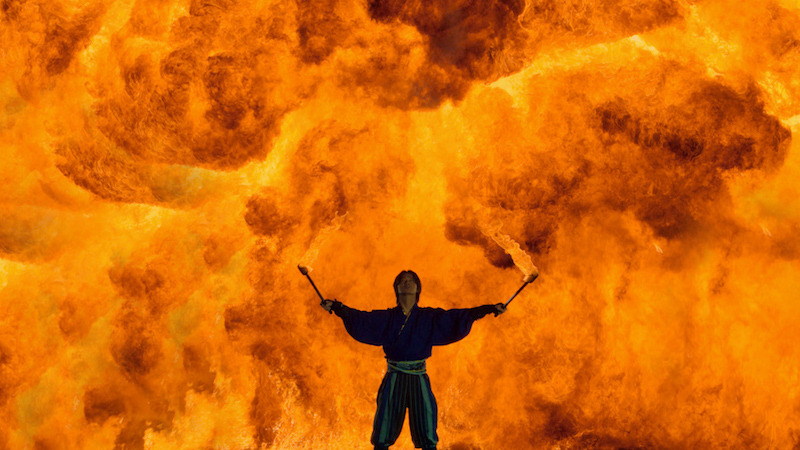 綾野 剛氏が、炎を実際に口から噴いたり、修行シーンでは水をかぶったりする