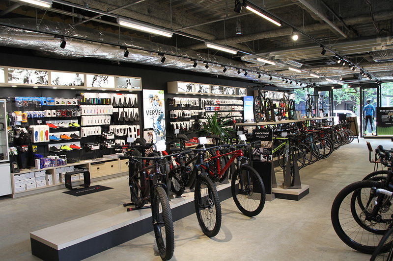 店内にはe-bikeをはじめ、様々なスポーツバイクや豊富なアクセサリーがズラリと揃う<br>■TREK Bicycle 横浜店<br>住所：神奈川県横浜市中区本牧宮原1-5 サンタハウス本牧<br>URL：<a href="https://www.trekstore.jp/shop/yokohama">https://www.trekstore.jp/shop/yokohama</a>