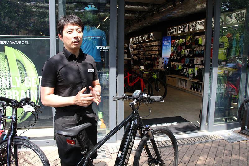 TREK Bicycle 横浜店・店長の鈴木 太地さん。ヨーロッパで活躍していた元プロレーサーであり、トレックプレシジョンフィット公認フィッターの資格を持つ。愛車は「Madone SLR DISC」(ロード)、「Crockett」(シクロクロス)、「Stache9.7」(MTB)