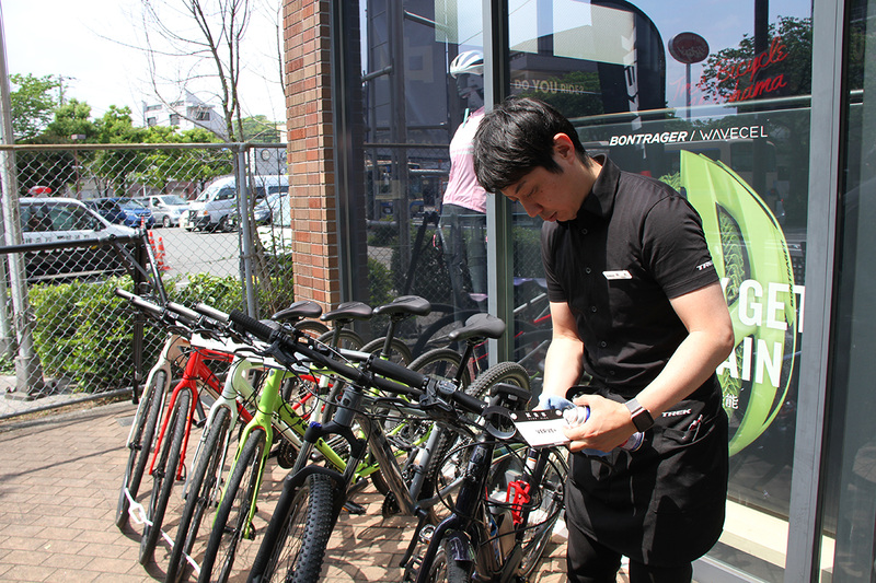 試乗の際にはスタッフが自転車の乗り方などを丁寧にレクチャーしてくれる