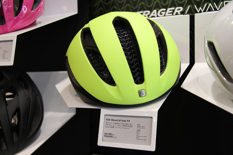e-bikeやスポーツ自転車で必須のヘルメット。頭部を守るためにも安全性能が高いヘルメットがおすすめ。写真はボントレガー XXX WaveCel アジアフィットロードヘルメット。<a href="http://www.helmetlab.com/" class="n" target="_blank">バージニア工科大学のヘルメットラボ</a>が実施した試験で最高評価を獲得。ボントレガー独自のまったく新しい頭部保護技術を採用し、標準的なフォームヘルメット比で48倍もの脳震盪防止効果を持つという。価格は31,481円(税抜)