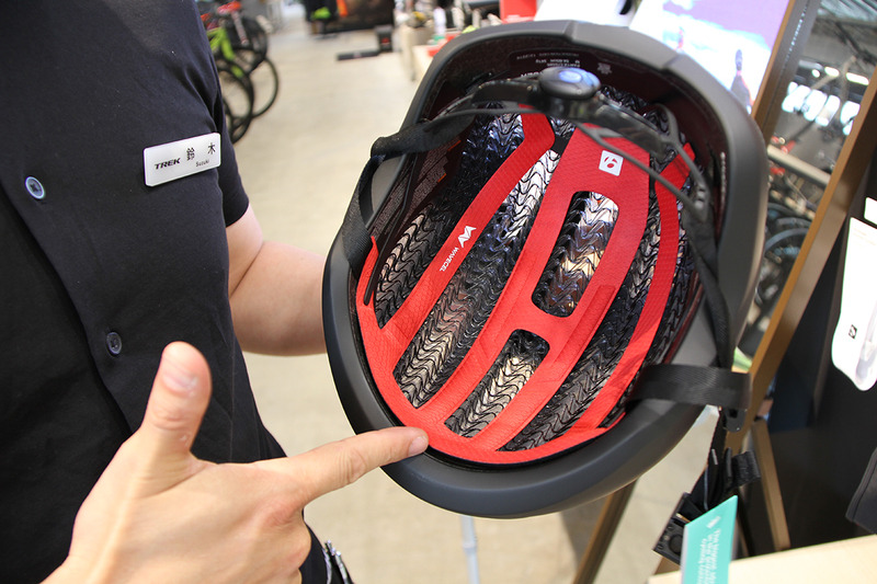 e-bikeやスポーツ自転車で必須のヘルメット。頭部を守るためにも安全性能が高いヘルメットがおすすめ。写真はボントレガー XXX WaveCel アジアフィットロードヘルメット。<a href="http://www.helmetlab.com/" class="n" target="_blank">バージニア工科大学のヘルメットラボ</a>が実施した試験で最高評価を獲得。ボントレガー独自のまったく新しい頭部保護技術を採用し、標準的なフォームヘルメット比で48倍もの脳震盪防止効果を持つという。価格は31,481円(税抜)