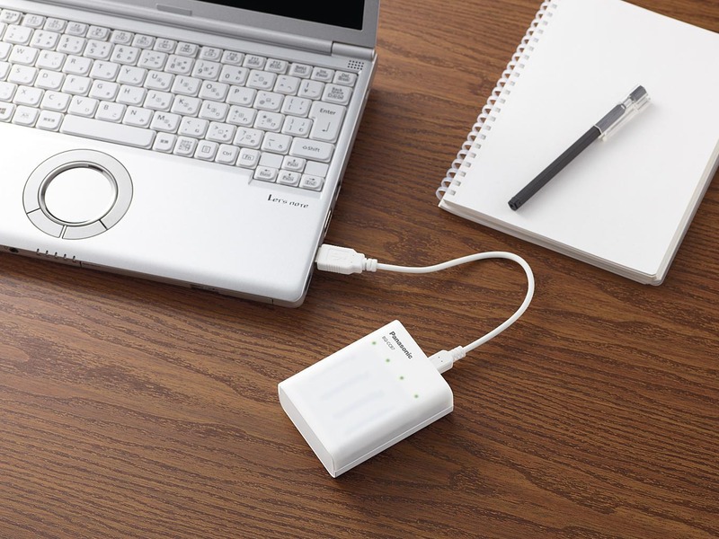 USB経由で単三形および単四形充電池を計4本充電できる。単三形エネループ2本であれば約2.3時間で急速充電可能