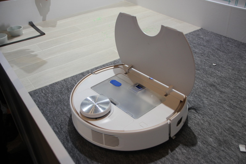 ダストカップと水タンクは一体になっている