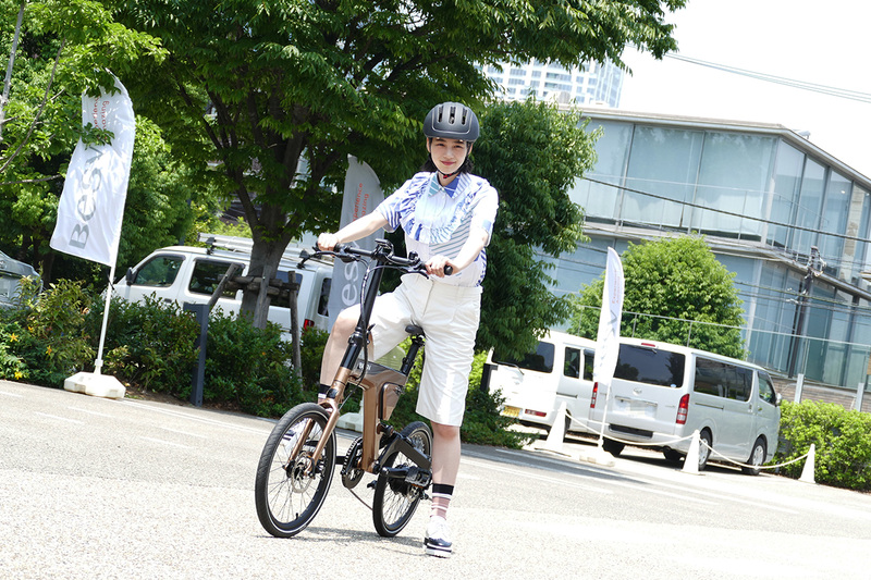 新モデル「PSF1」を試乗するアンバサダーの女優「のん」さん