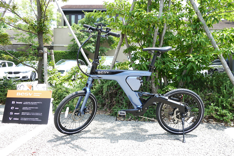 こちらのカラーはグレイブルー。どちらも美しいカラーとなっている