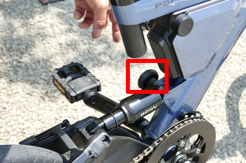 左側にあるレバーを引っ張ってリアサスペンションを外す