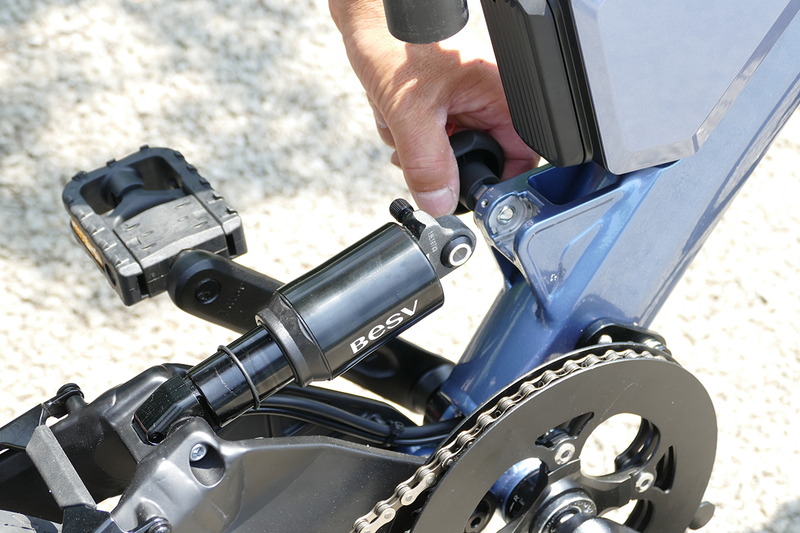 左側にあるレバーを引っ張ってリアサスペンションを外す