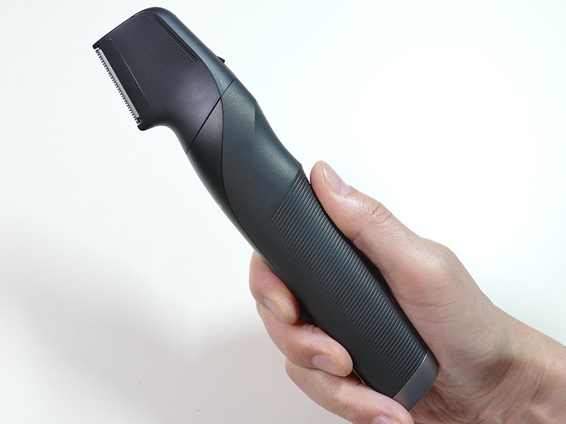 アタッチメントをつけていない本体の様子。本体サイズは33×47×204mm(幅×奥行き×高さ)で、重量は約150g。手に馴染み、持ちやすい