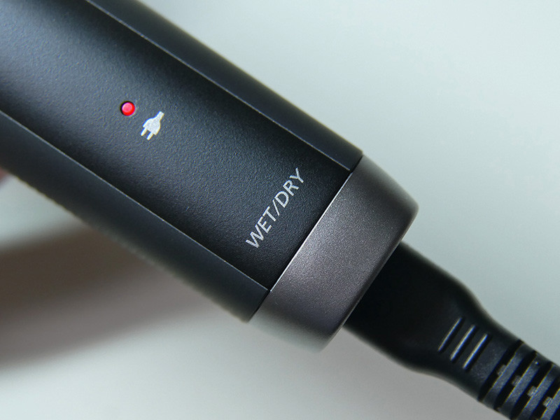 充電中は本体のランプが点灯し、完了すると消灯する。フル充電まで約1時間