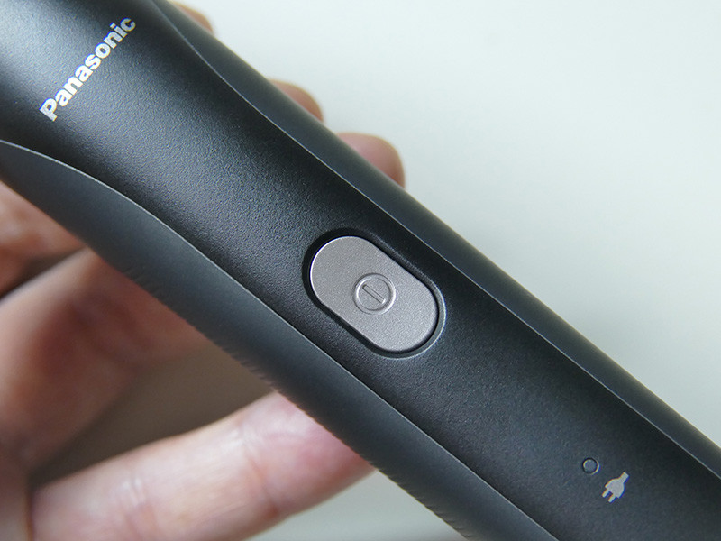 スイッチを押してON/OFFする。フル充電で約50分の連続運転ができる