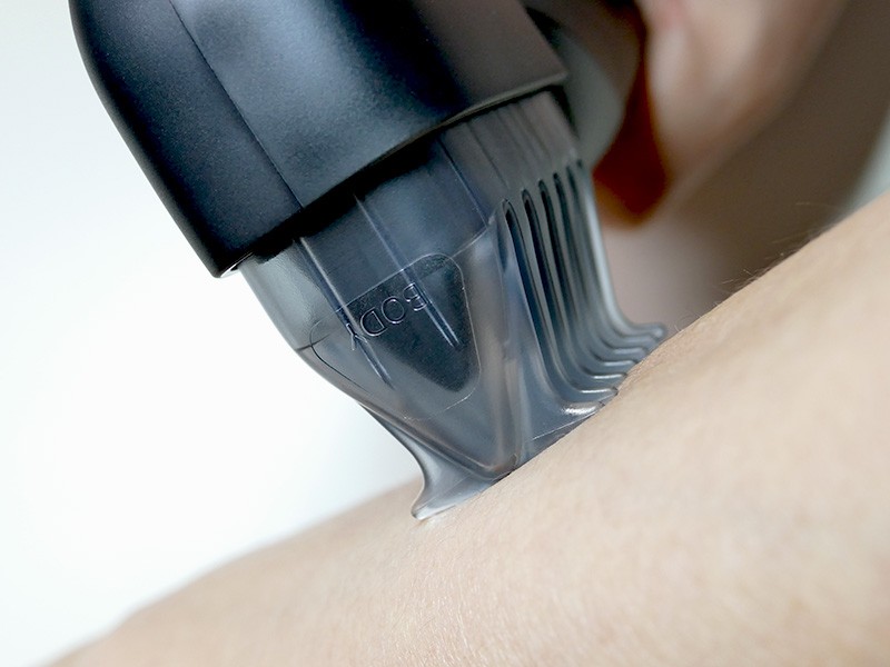 アタッチメントの平らな面を肌に押し当てるように滑らせていくだけで、失敗なく自然な仕上がりにカットできる