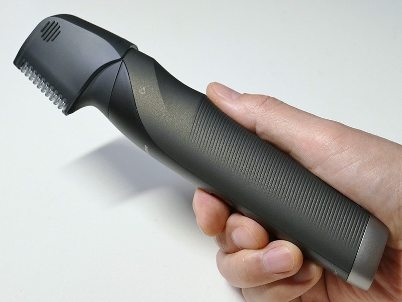 なでるように動かすだけで簡単に失敗なくムダ毛のケアができる