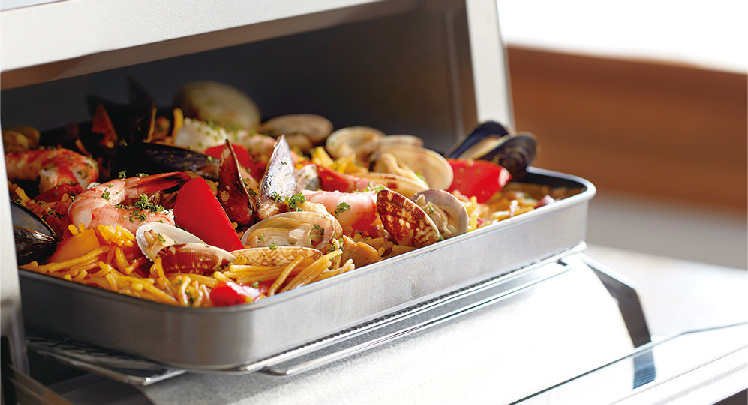 フレンチトーストや魚のホイル焼などに便利に使える深皿トレイが付属