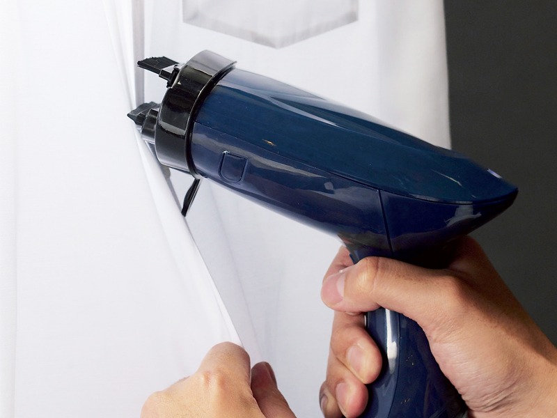 スチーム噴出口の上下に、ブラシとゴムベラを配置し、より手軽にシワを伸ばせるという