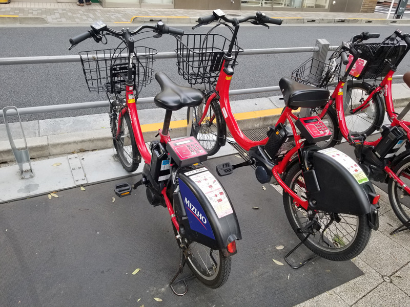 都内10区で乗り降りできるドコモバイクシェアの電動アシスト自転車。右は私の身長(158cm)では大きく感じるので、普段は左のミニベロタイプを借りるようにしています