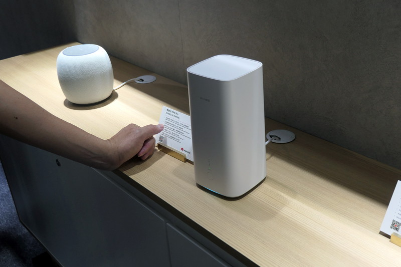 ファーウェイのWi-Fiルーターとスマートスピーカー。インフラになりつつあるイメージだ