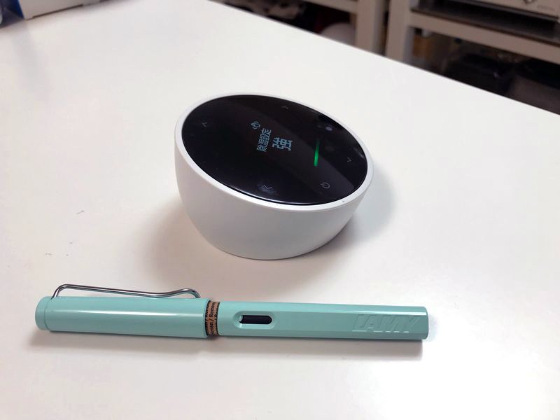 ラウンドデザインを採用し、手で持つのではなくテーブルの上など身近に置いて使う新しいコンセプトのリモコン。リモコンに温湿度センサーも搭載されている