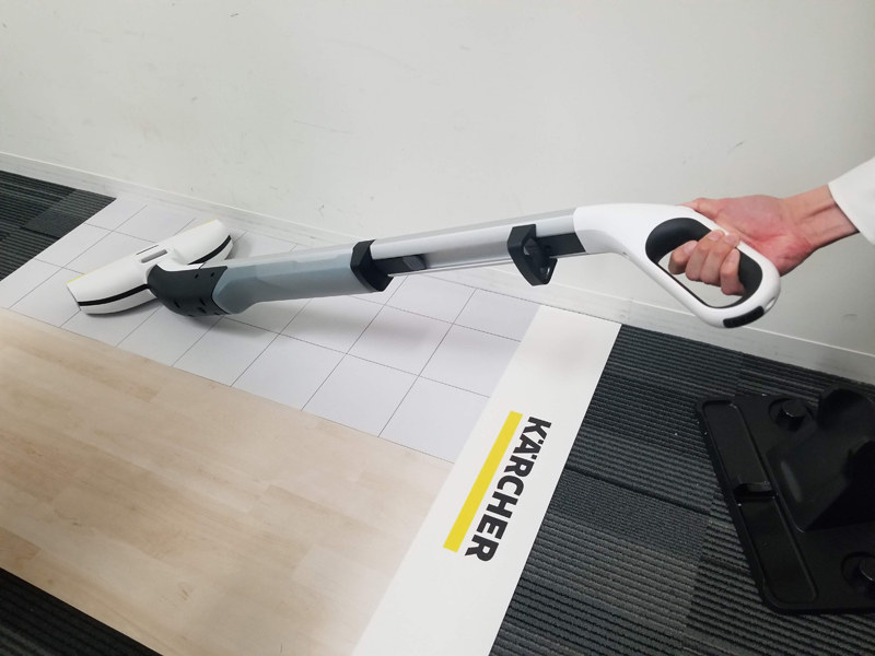 スティックは左右に倒せ、家具の下や部屋の隅も掃除可能