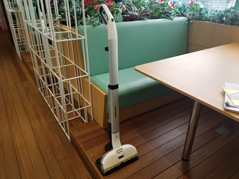 本体を立てかけ収納できるスタンド