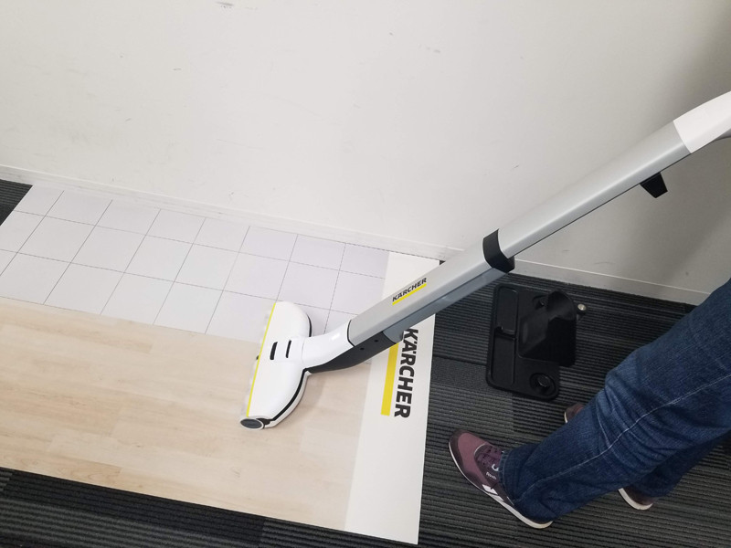 泥汚れや液体は汚水タンクに回収され、汚れを床に広げずにキレイに水拭きできる