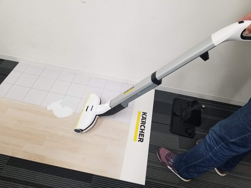 白い絵の具をフローリングに垂らして、フロアクリーナーで掃除してみた