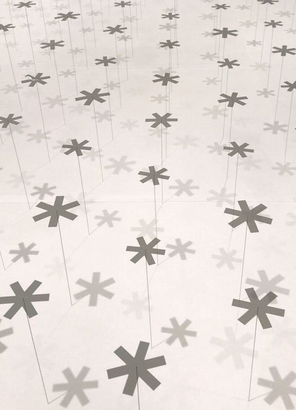 偏光板を重ねて作られた花の影によって風を視覚化させるインスタレーション