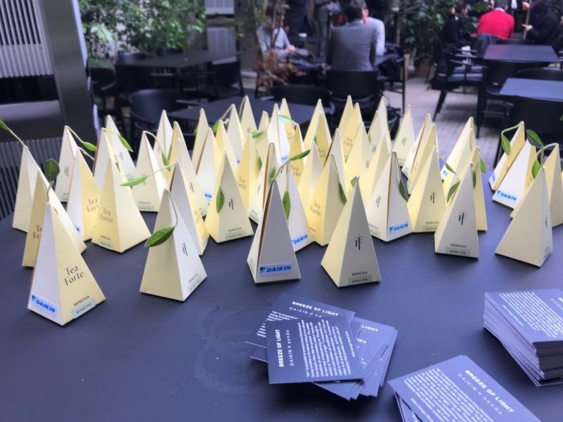 会場の外で配布されていたプレス向けのコンセプトカードなど