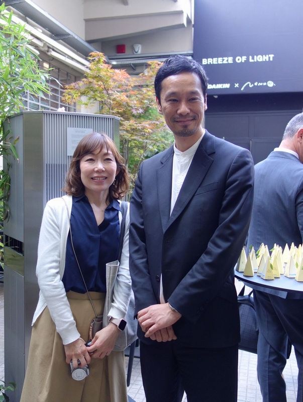 会場の外でダイキンテクノロジーイノベーションセンター先端デザイングループリーダーの関 康一郎氏と