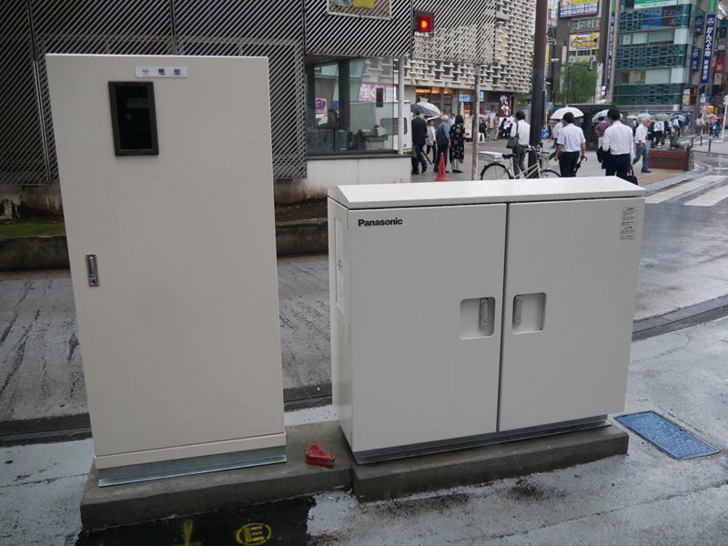 制御装置が横に設置されている