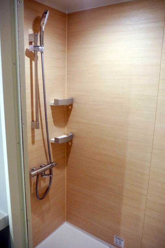 TOTOが提供するシャワールーム。リフレッシュ前とリフレッシュ後のユーザーの快適どの違いを、センシングなどを用いて計測する予定とのことだ