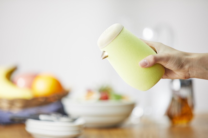 調味料ケースのようにも見える「talcook」は、上下に振ると喋りだして、会話のきっかけを与えてくれるコミュニケーションツール