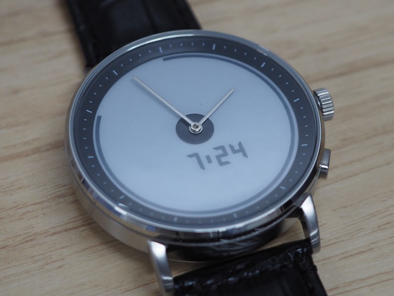 E-Inkの電子ペーパーディスプレイを搭載した2針時計