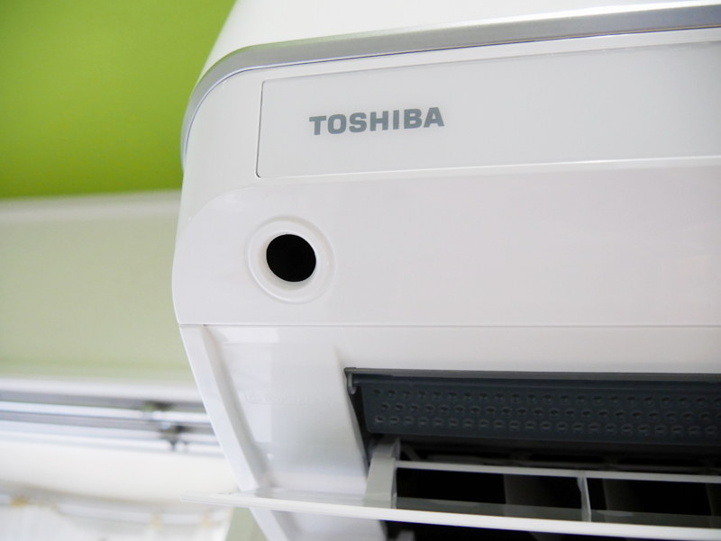 エアコンの左側にお掃除ノズル挿入口がある