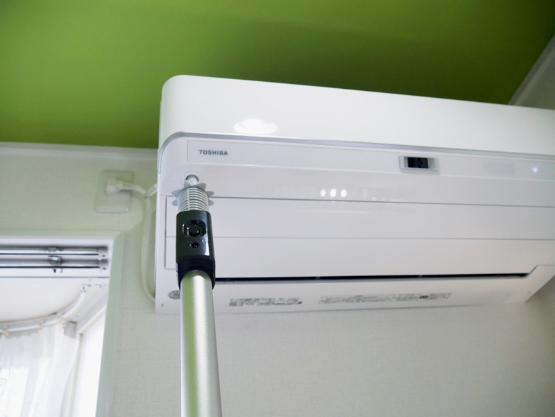 ズボッと差し込んでダストボックスのホコリを吸引できる