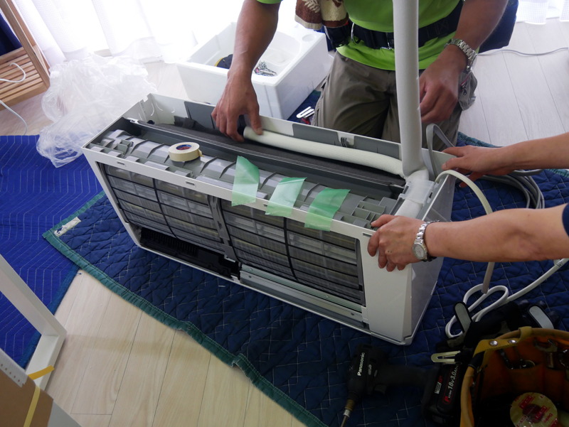 工事業者によると、東芝のエアコンは取り付けしやすいとのこと。短時間で設置は終了しました