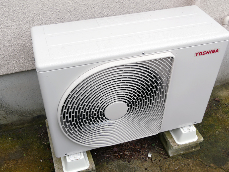 室外機は大きめ。外気温度43℃でも冷房運転可能です