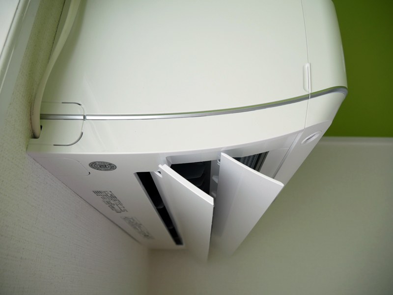 上下風向きルーバーは2枚とも下向きになり、一気に部屋を冷やします