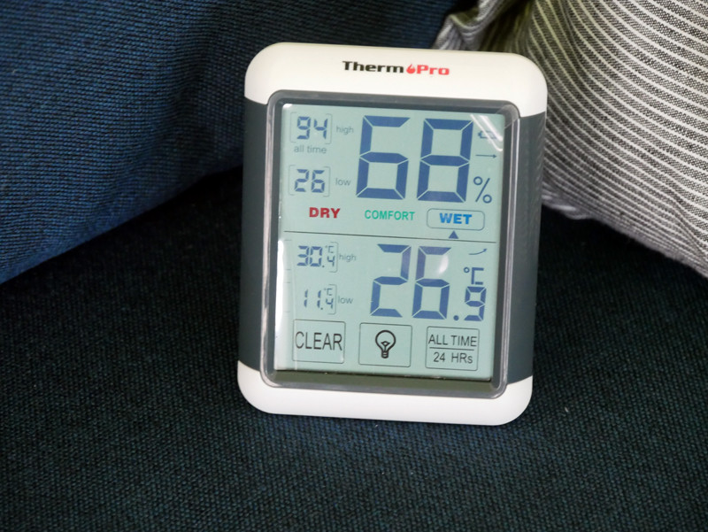 エアコンから遠い場所に置いた温度計。20分ほどで設定温度の23℃に近付きました。強い風が出ており、部屋が冷えるスピードが早いと感じました