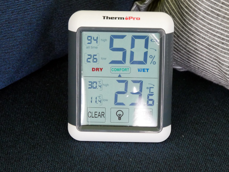 エアコンから遠い場所に置いた温度計。20分ほどで設定温度の23℃に近付きました。強い風が出ており、部屋が冷えるスピードが早いと感じました