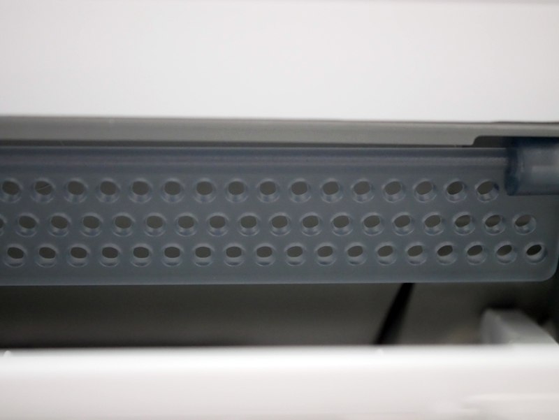 風カットルーバーのアップ。小さな穴がたくさん開いています