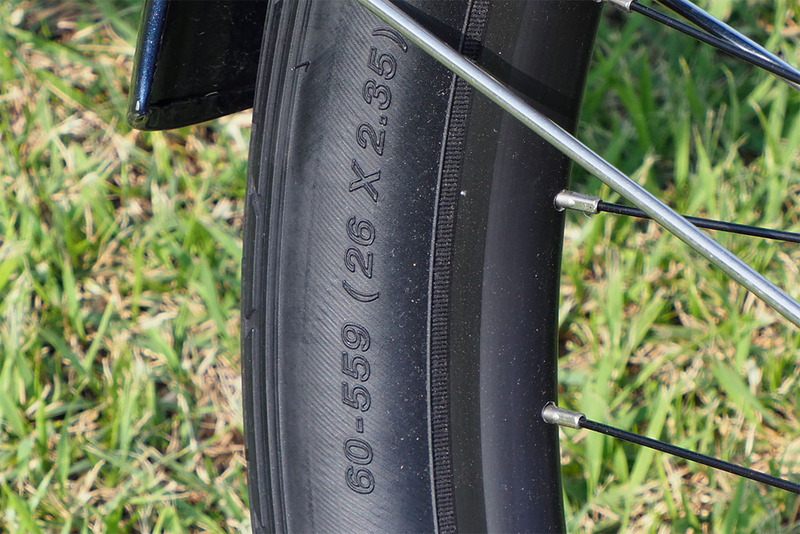 タイヤは26×2.35インチ(ETRTO：60-599)。幅が6センチもあるタイヤで、良好なクッション性があります