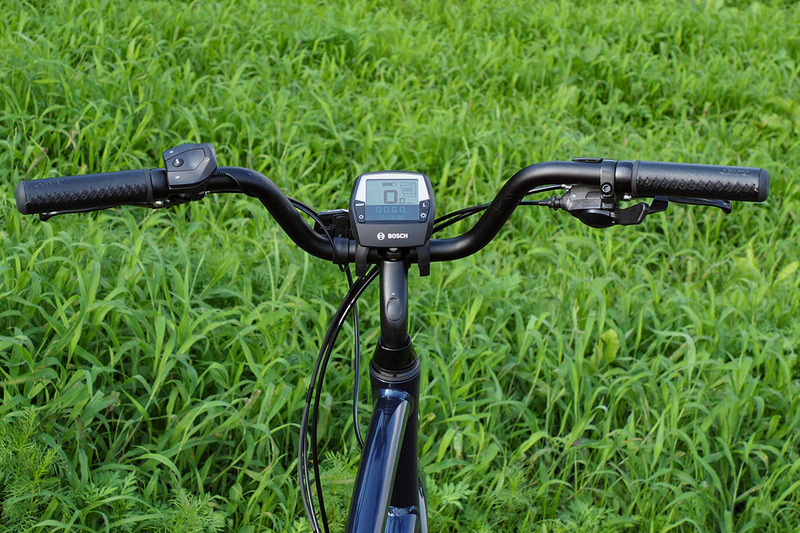 ハンドル部はこんな感じ。ライザーハンドルの中央にディスプレイ(Intuvia)があり、コントローラーは左側