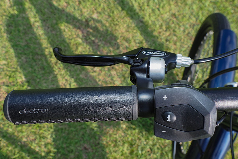 ハンドル左側の様子。ブレーキは<a href="http://www.tektro.com" class="n" target="_blank">TEKTRO</a>製コンポーネントですが、リアブレーキの根元にベルが内蔵されているのでスッキリしています。小さなレバーを引くと「チリリン!」と鳴ります