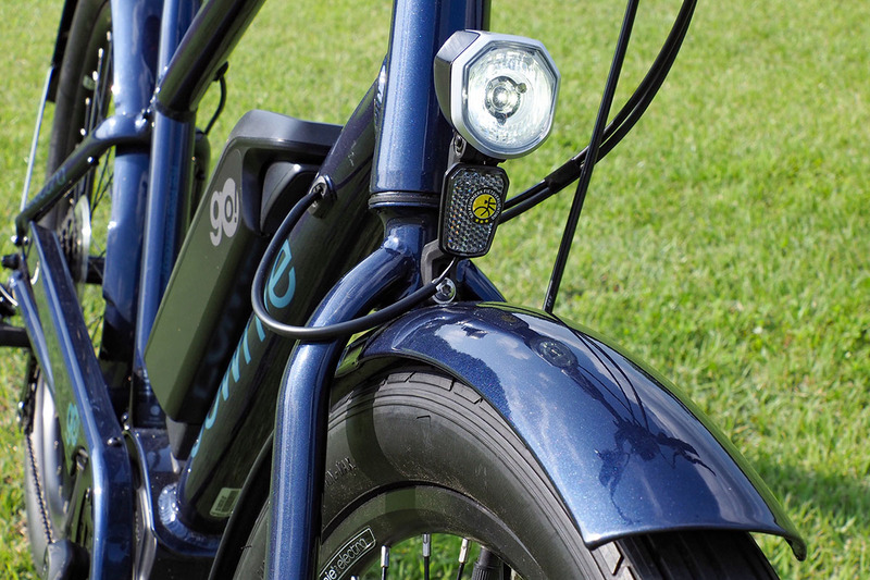 Active Line Plusのバッテリーを電源として使う白色LEDヘッドライト付き。ライトはディスプレイ部のボタン操作で点灯・消灯し、夜道をしっかり照らす明るさがあります。ヘッドライトの下にはリフレクター。ちなみに、ケーブル類はフレームの中を通っていて、全体的にとてもスッキリした見栄えのe-bikeです